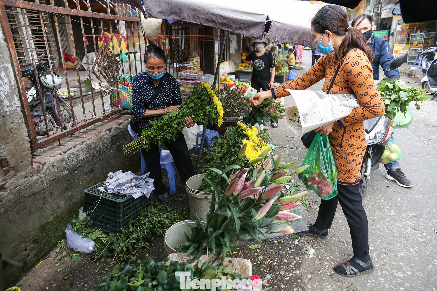 Rằm tháng Giêng, làng Tây Tựu lo 'sốt vó' vì hoa ế ẩm ảnh 3