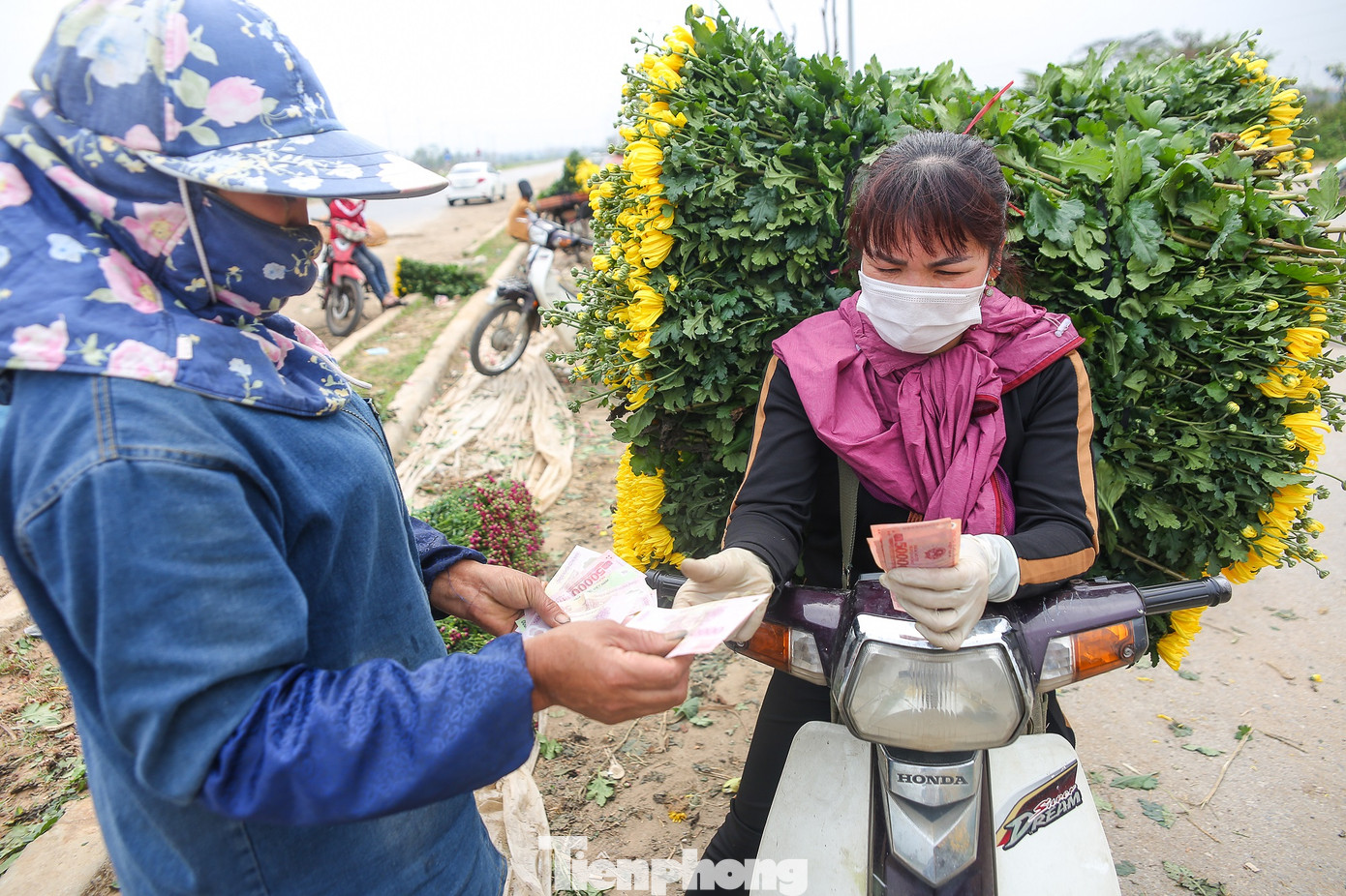 Rằm tháng Giêng, làng Tây Tựu lo 'sốt vó' vì hoa ế ẩm ảnh 8