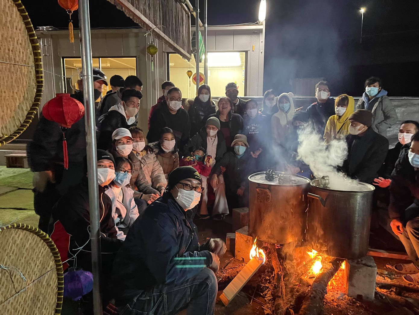 Lao động Việt Nam ở nước ngoài ăn Tết ra sao? ảnh 1