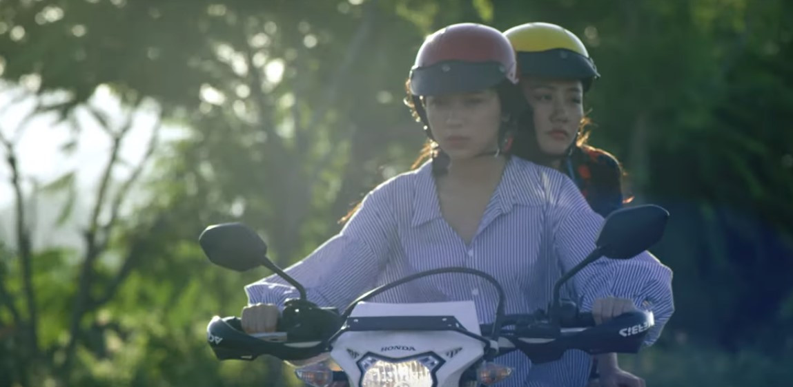 Hậu 'lừa' cưới, Văn Mai Hương ‘khóa môi’ Đồng Ánh Quỳnh đắm đuối gây sốc ảnh 3