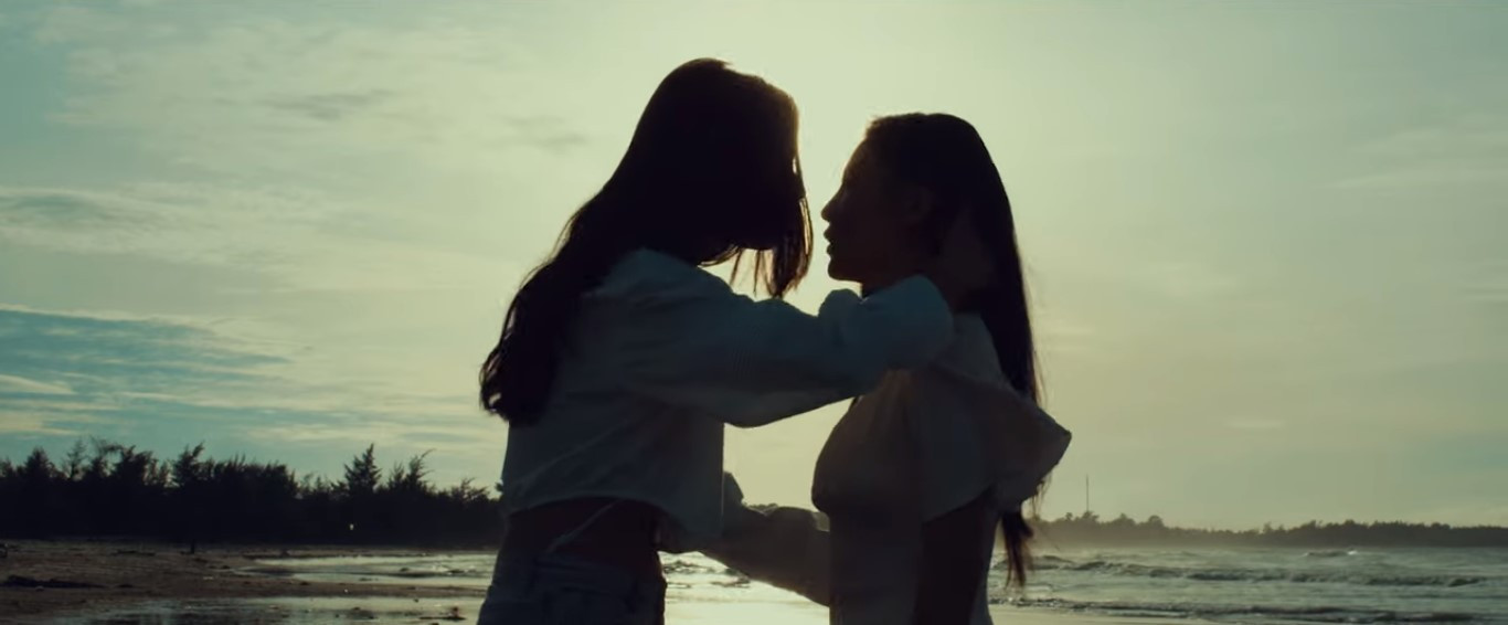 Hậu 'lừa' cưới, Văn Mai Hương ‘khóa môi’ Đồng Ánh Quỳnh đắm đuối gây sốc ảnh 6