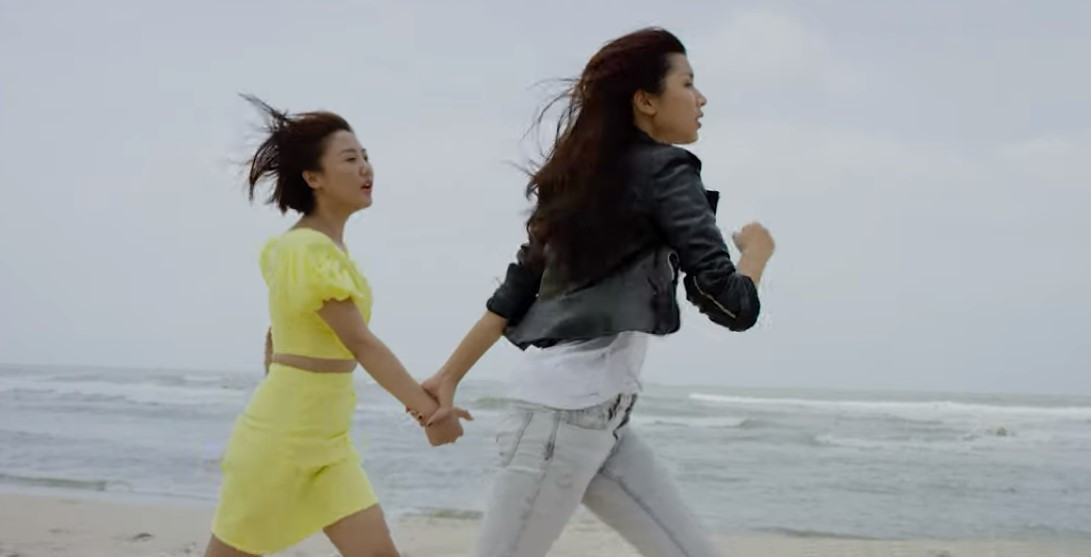 Hậu 'lừa' cưới, Văn Mai Hương ‘khóa môi’ Đồng Ánh Quỳnh đắm đuối gây sốc ảnh 2