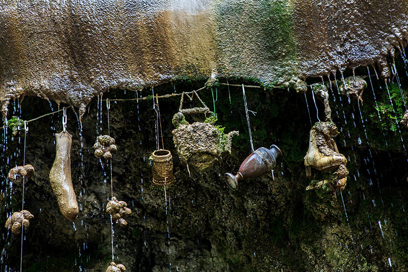 Kỳ lạ ‘Giếng nước bị nguyền rủa’ có thể hoá đá mọi vật ảnh 2