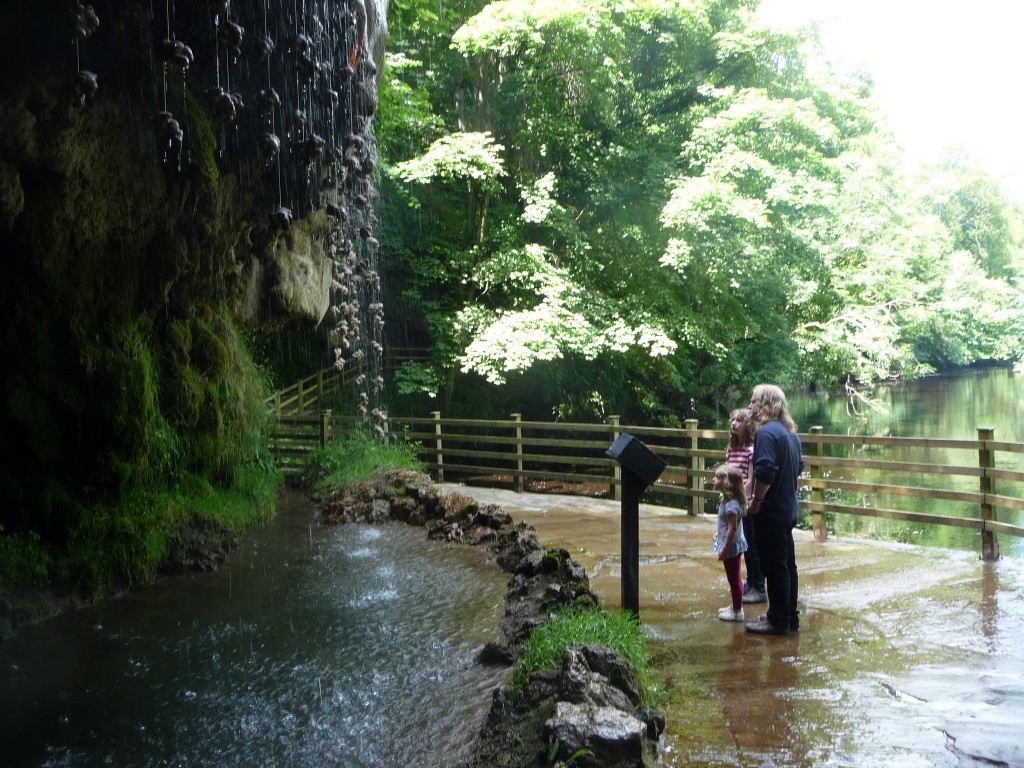 Kỳ lạ ‘Giếng nước bị nguyền rủa’ có thể hoá đá mọi vật ảnh 6