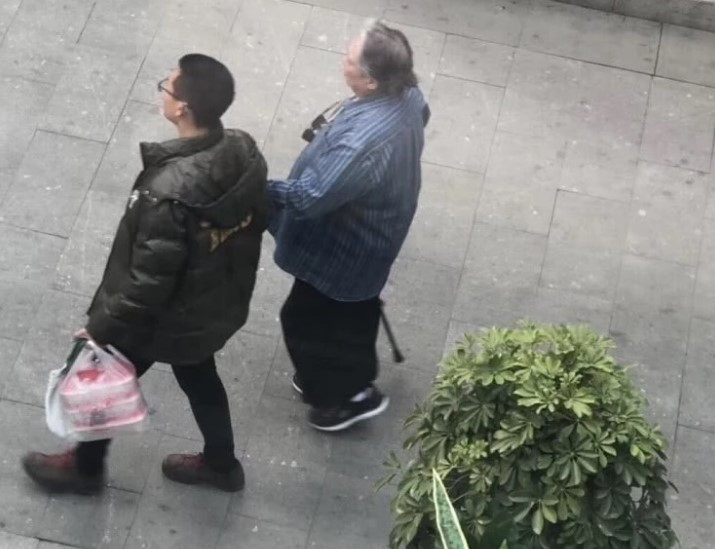 Sao võ thuật Hồng Kim Bảo sức khỏe sa sút, đi phải có người dìu ở tuổi 67 ảnh 3