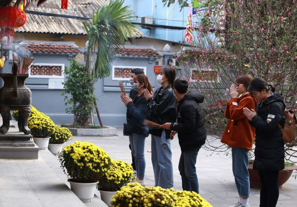 Bạn trẻ đến chùa Hà cầu tình duyên trước ngày Valentine ảnh 6