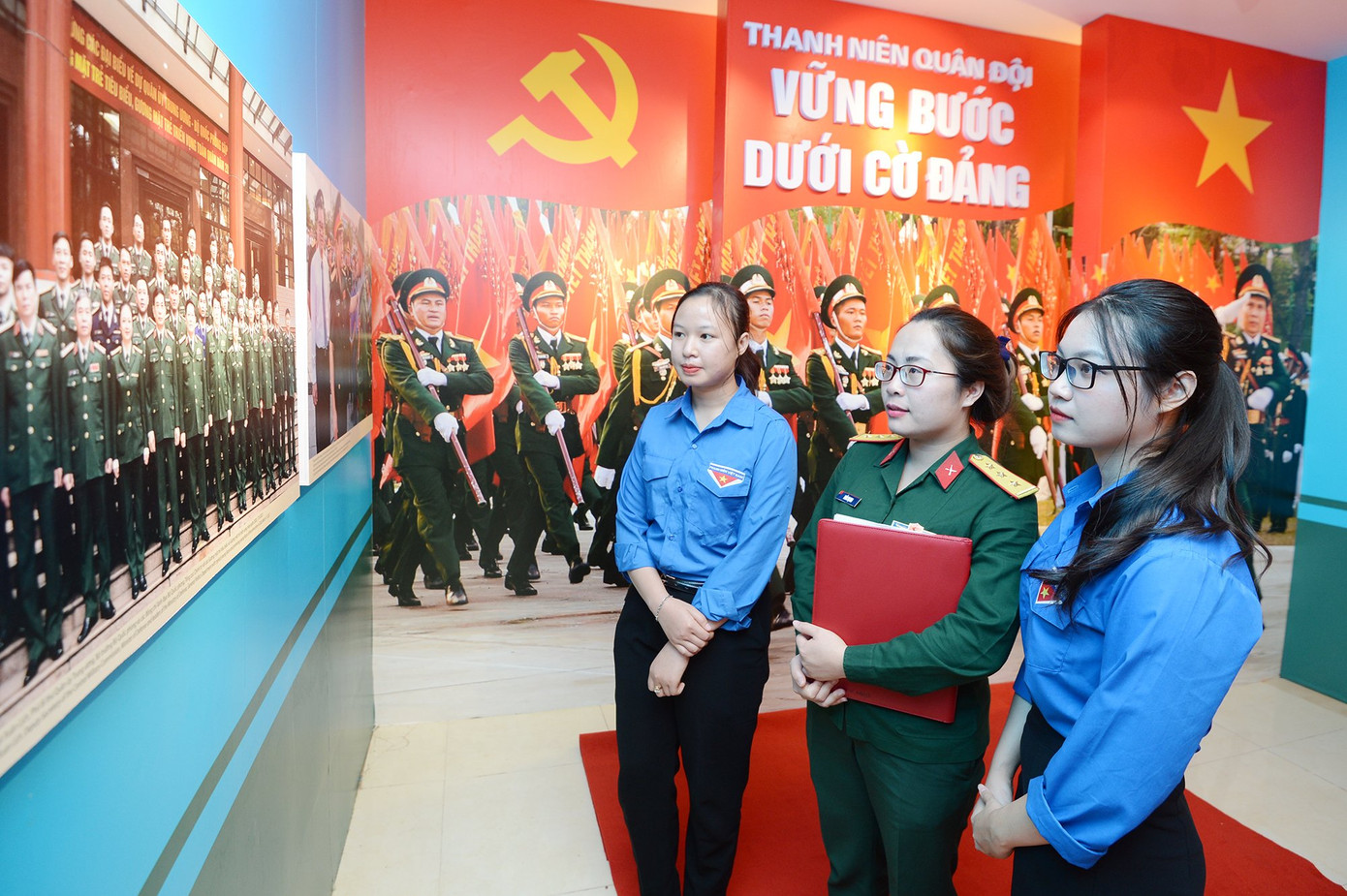 Triển lãm tài liệu, hình ảnh về 'Thanh niên Quân đội vững bước dưới cờ Đảng' ảnh 2