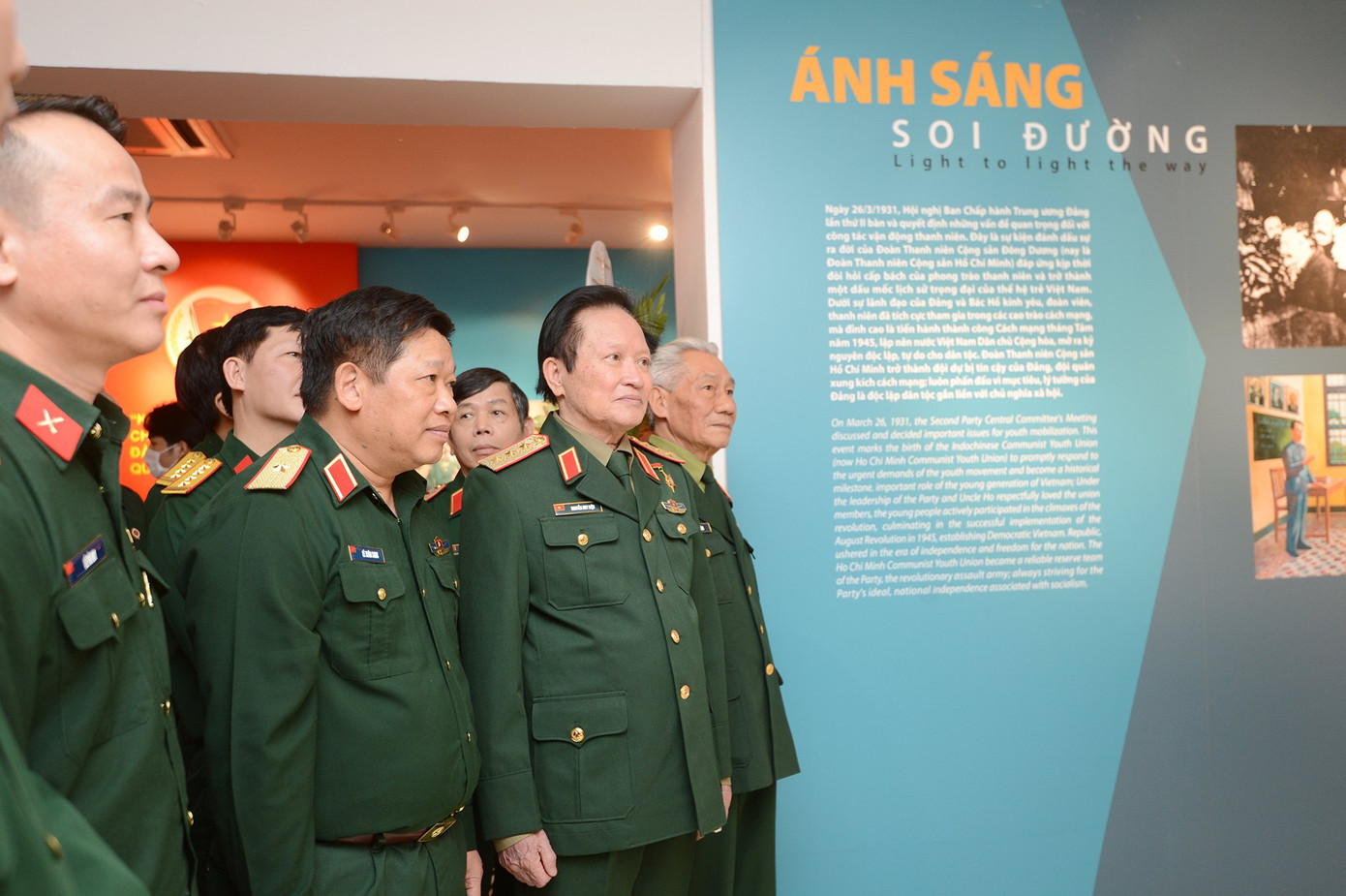 Triển lãm tài liệu, hình ảnh về 'Thanh niên Quân đội vững bước dưới cờ Đảng' ảnh 4