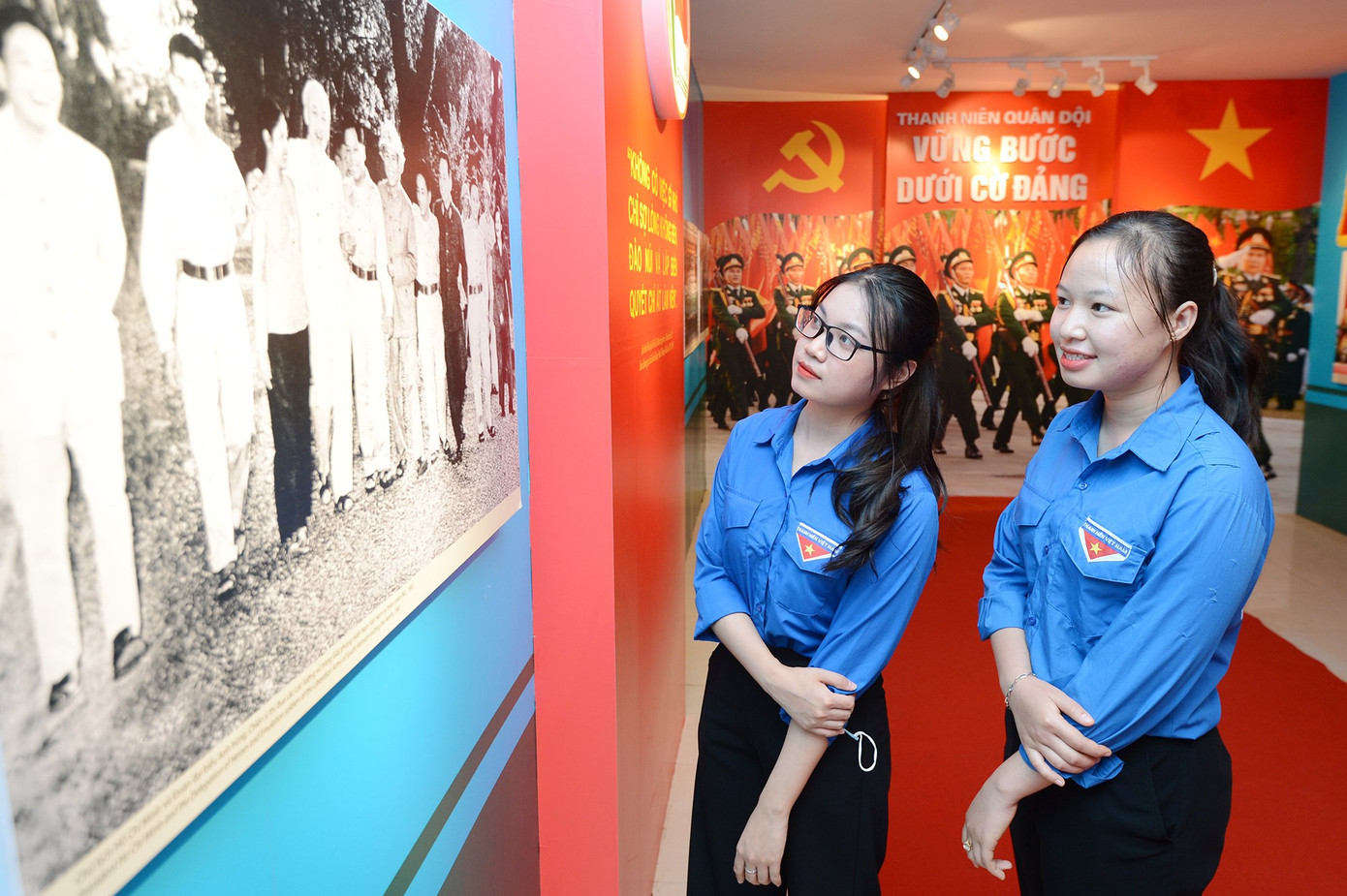 Triển lãm tài liệu, hình ảnh về 'Thanh niên Quân đội vững bước dưới cờ Đảng' ảnh 3