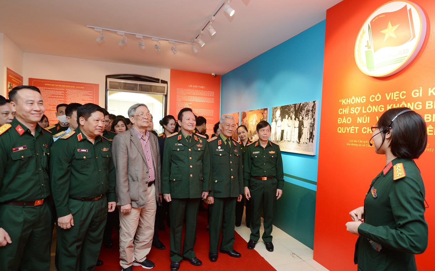 Triển lãm tài liệu, hình ảnh về 'Thanh niên Quân đội vững bước dưới cờ Đảng' ảnh 5