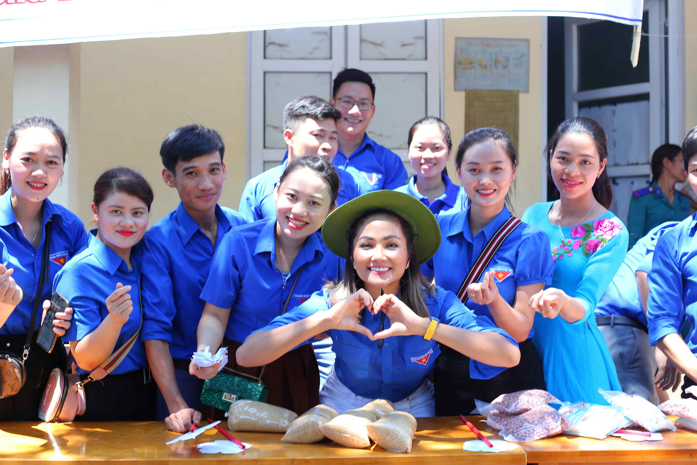 Hoa hậu H'Hen Niê dự lễ khởi công xây Nhà văn hóa cộng đồng ảnh 4