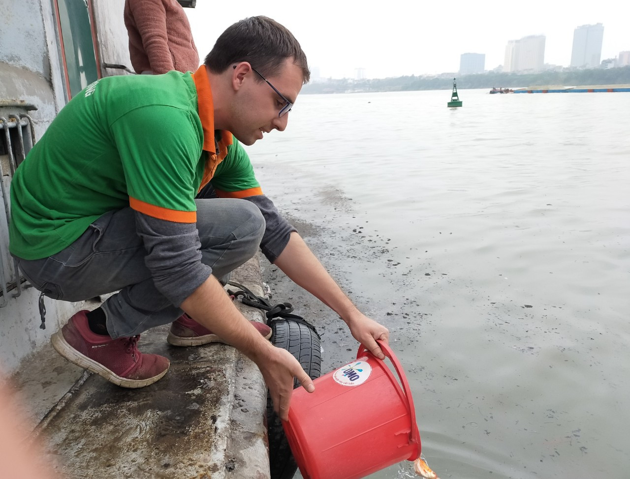 Bạn trẻ thiết kế 'thang máy' thả cá chép trong ngày ông Công ông Táo ảnh 5