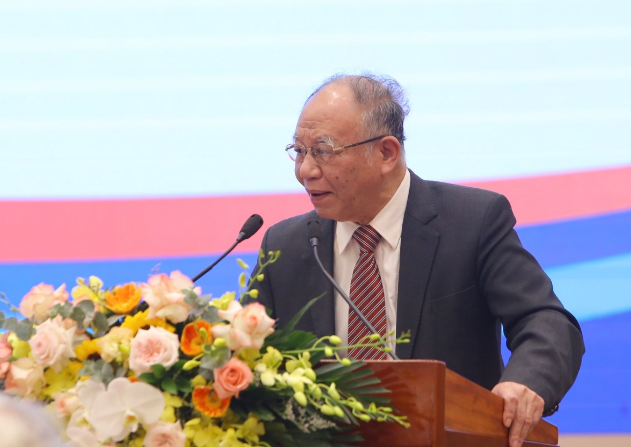 GS, TS. Hoàng Chí Bảo tham luận tại hội thảo. Tuổi trẻ phải có khát vọng, hoài bão, ham làm việc lớn ích quốc lợi dân ảnh 3