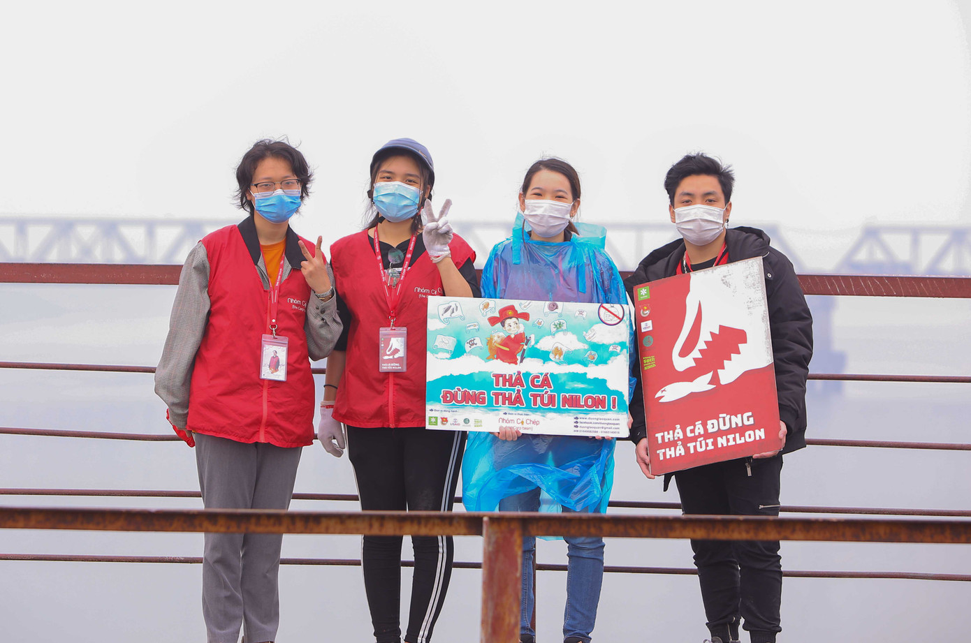 Bạn trẻ làm 'thang máy' tiễn cá chép về trời ngày ông Công ông Táo ảnh 3