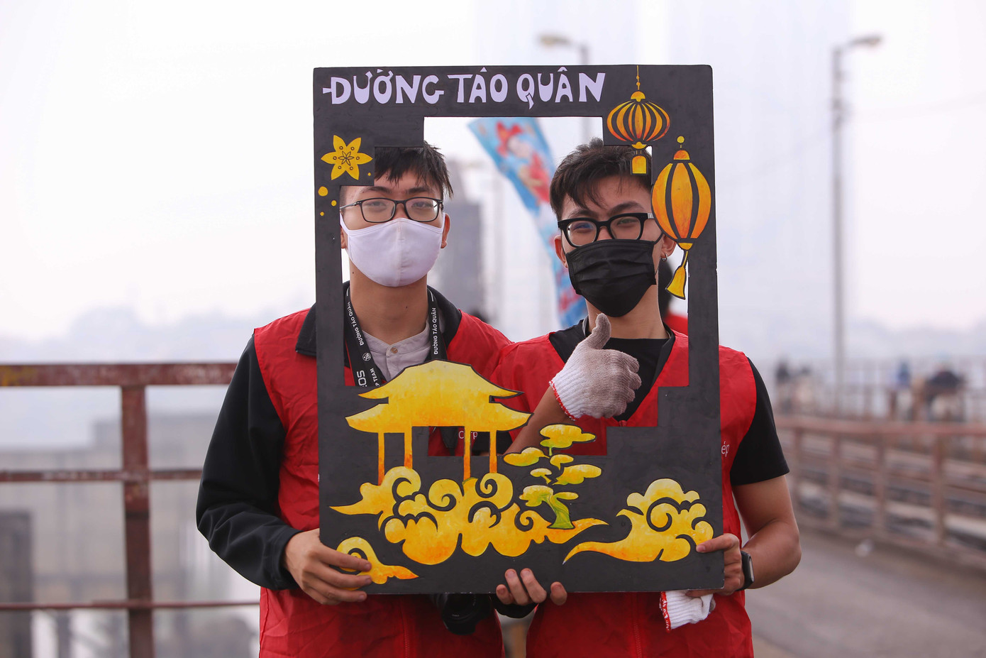 Bạn trẻ làm 'thang máy' tiễn cá chép về trời ngày ông Công ông Táo ảnh 1