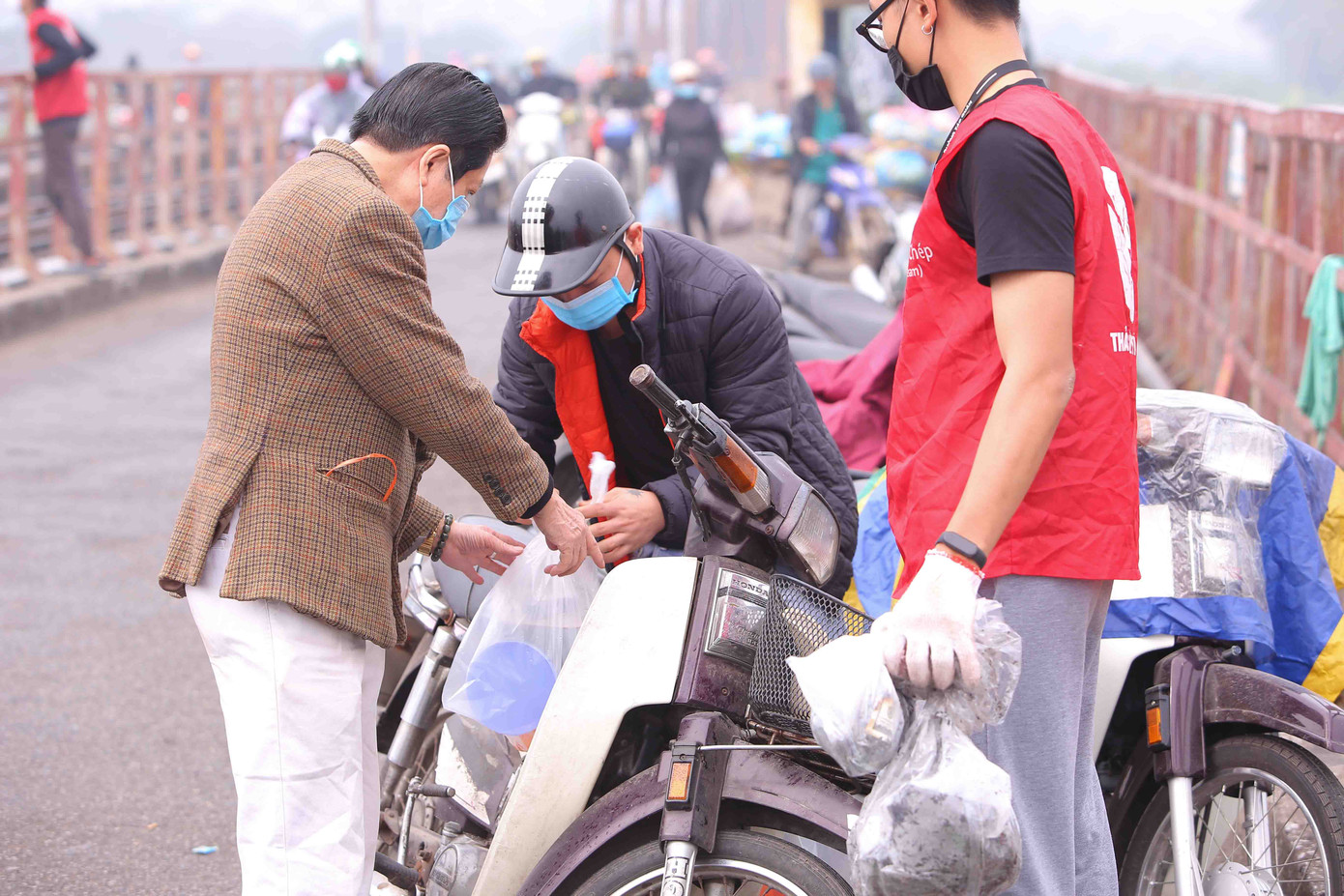 Bạn trẻ làm 'thang máy' tiễn cá chép về trời ngày ông Công ông Táo ảnh 4