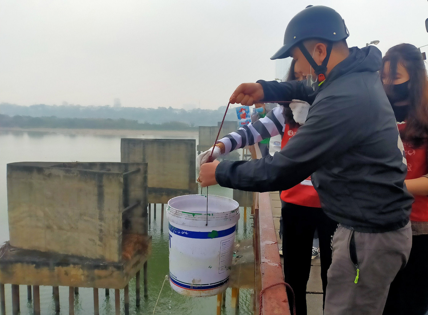 Bạn trẻ làm 'thang máy' tiễn cá chép về trời ngày ông Công ông Táo ảnh 9