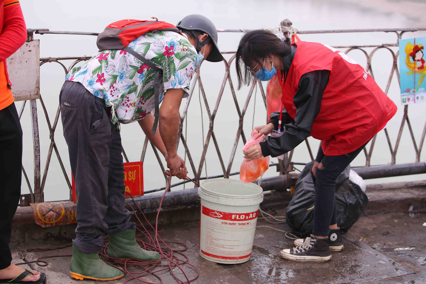 Bạn trẻ làm 'thang máy' tiễn cá chép về trời ngày ông Công ông Táo ảnh 5