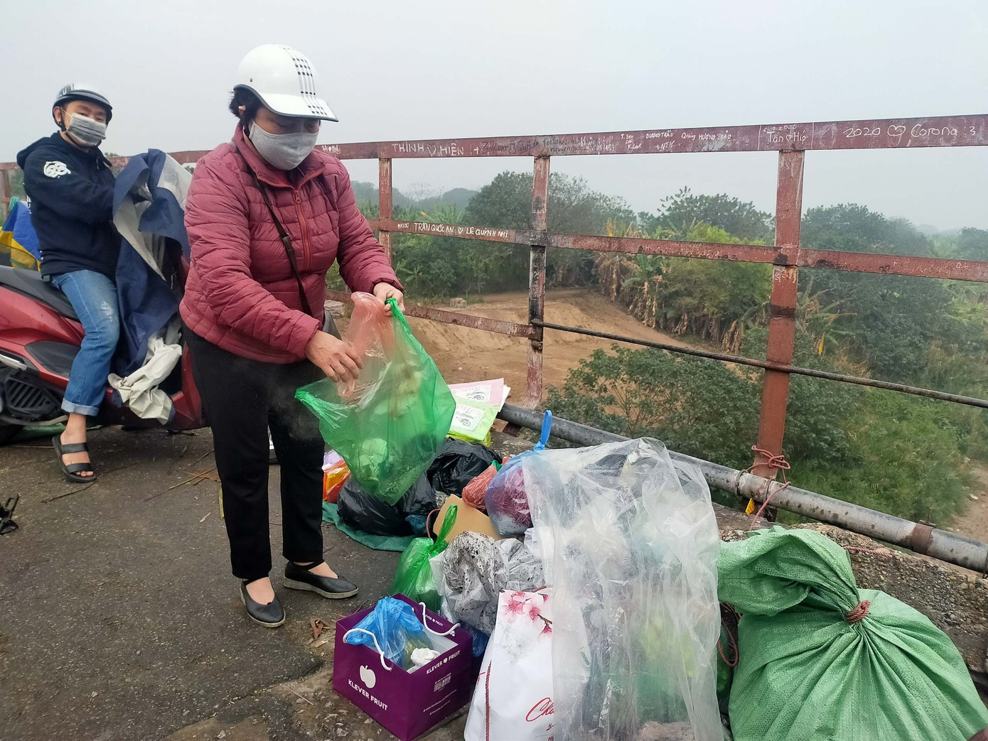 Bạn trẻ làm 'thang máy' tiễn cá chép về trời ngày ông Công ông Táo ảnh 12