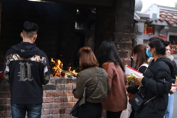 Bạn trẻ đến chùa Hà cầu tình duyên trước ngày Valentine ảnh 13