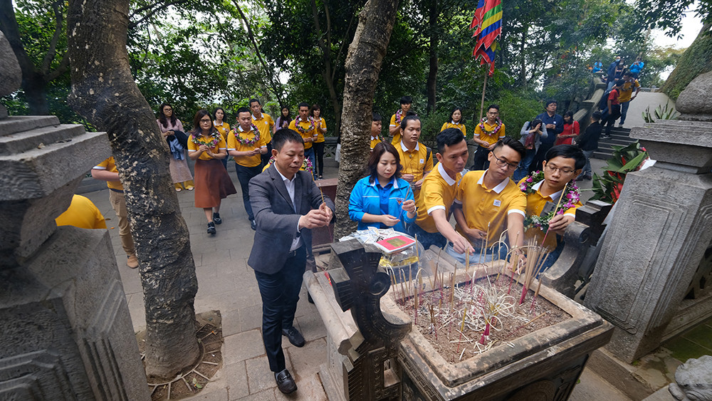 Gương mặt trẻ Việt Nam tiêu biểu dâng hương báo công các Vua Hùng ảnh 10