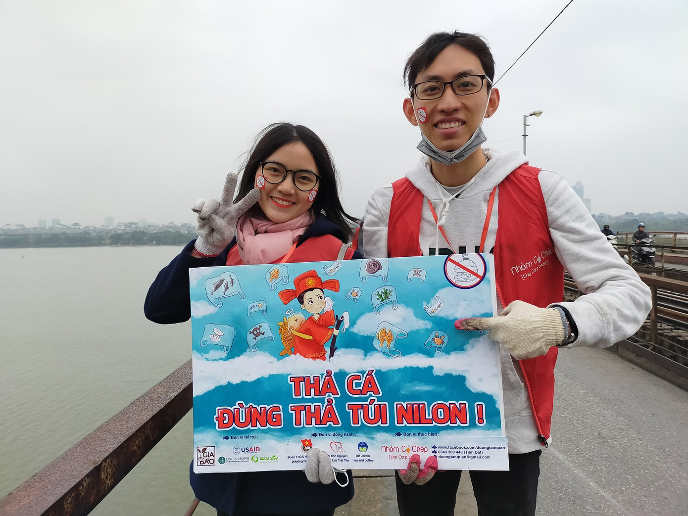 Bạn trẻ thiết kế 'thang máy' thả cá chép trong ngày ông Công ông Táo ảnh 2