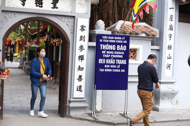 Bạn trẻ đến chùa Hà cầu tình duyên trước ngày Valentine ảnh 11