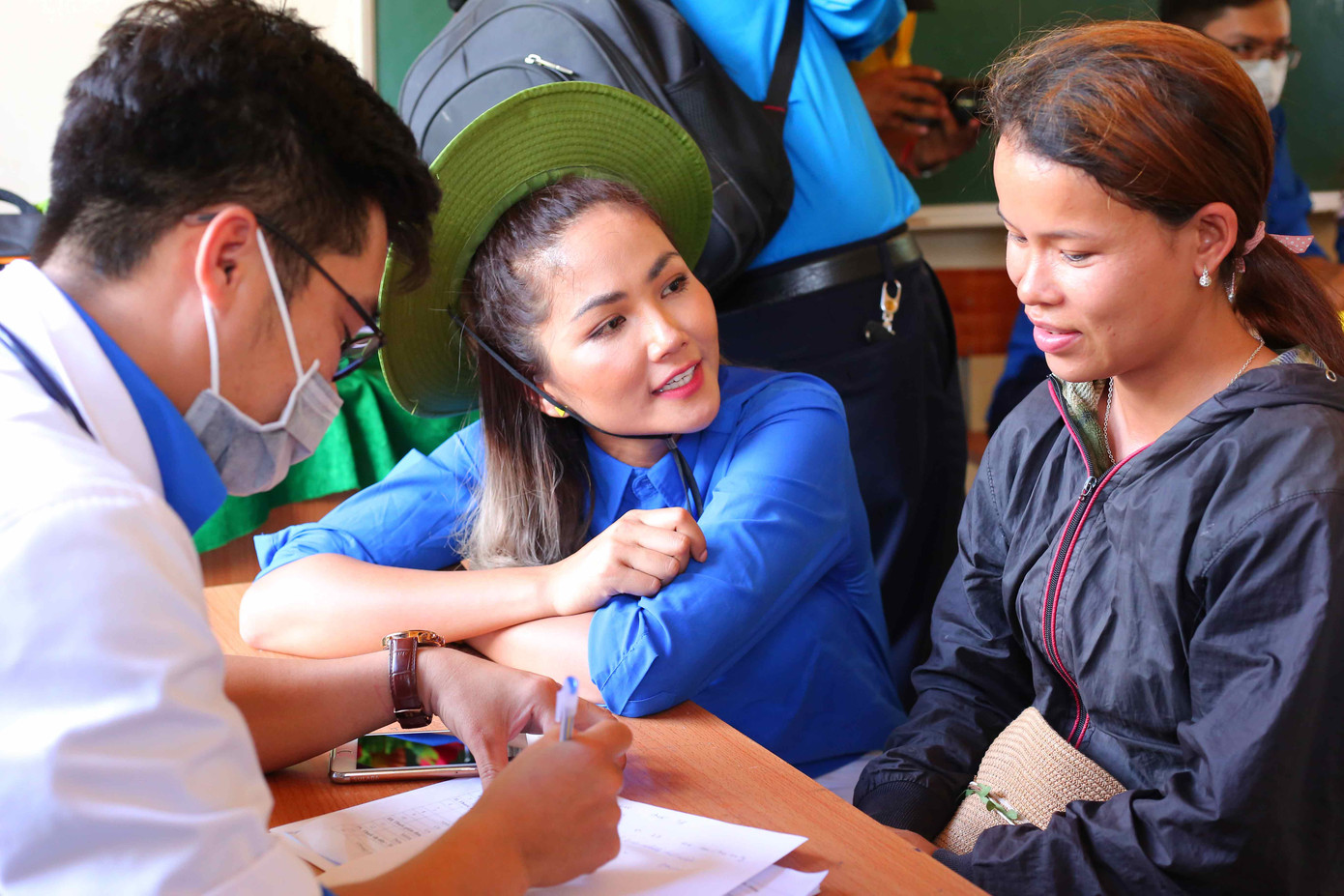 Hoa hậu H'Hen Niê dự lễ khởi công xây Nhà văn hóa cộng đồng ảnh 3