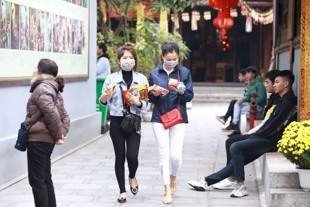 Bạn trẻ đến chùa Hà cầu tình duyên trước ngày Valentine ảnh 10