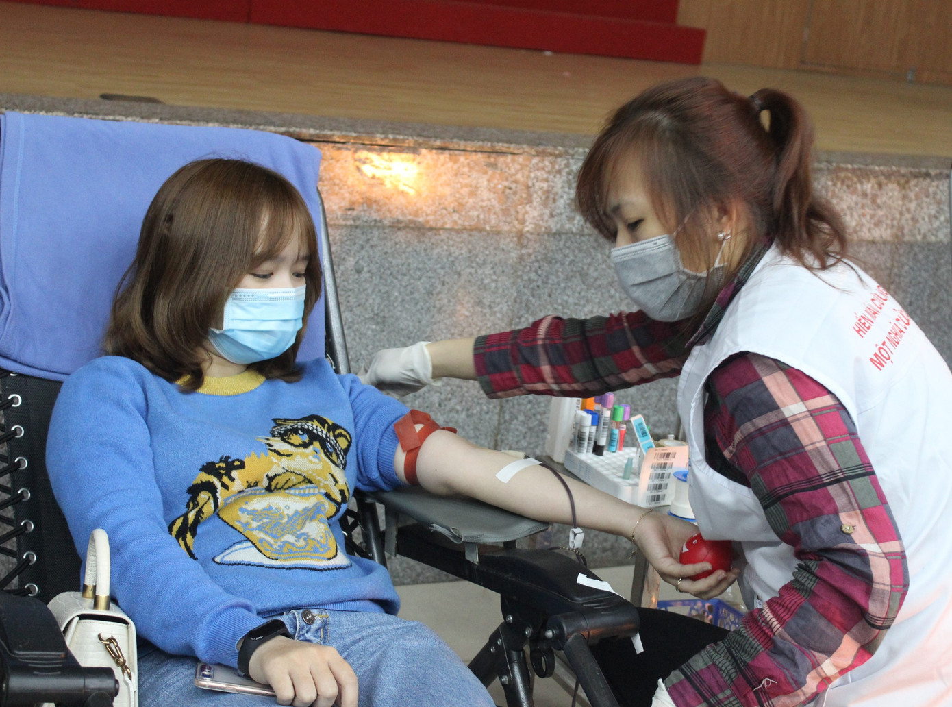 Bệnh viện thiếu máu, bạn trẻ không ngại dịch corona hiến máu tình nguyện ảnh 6