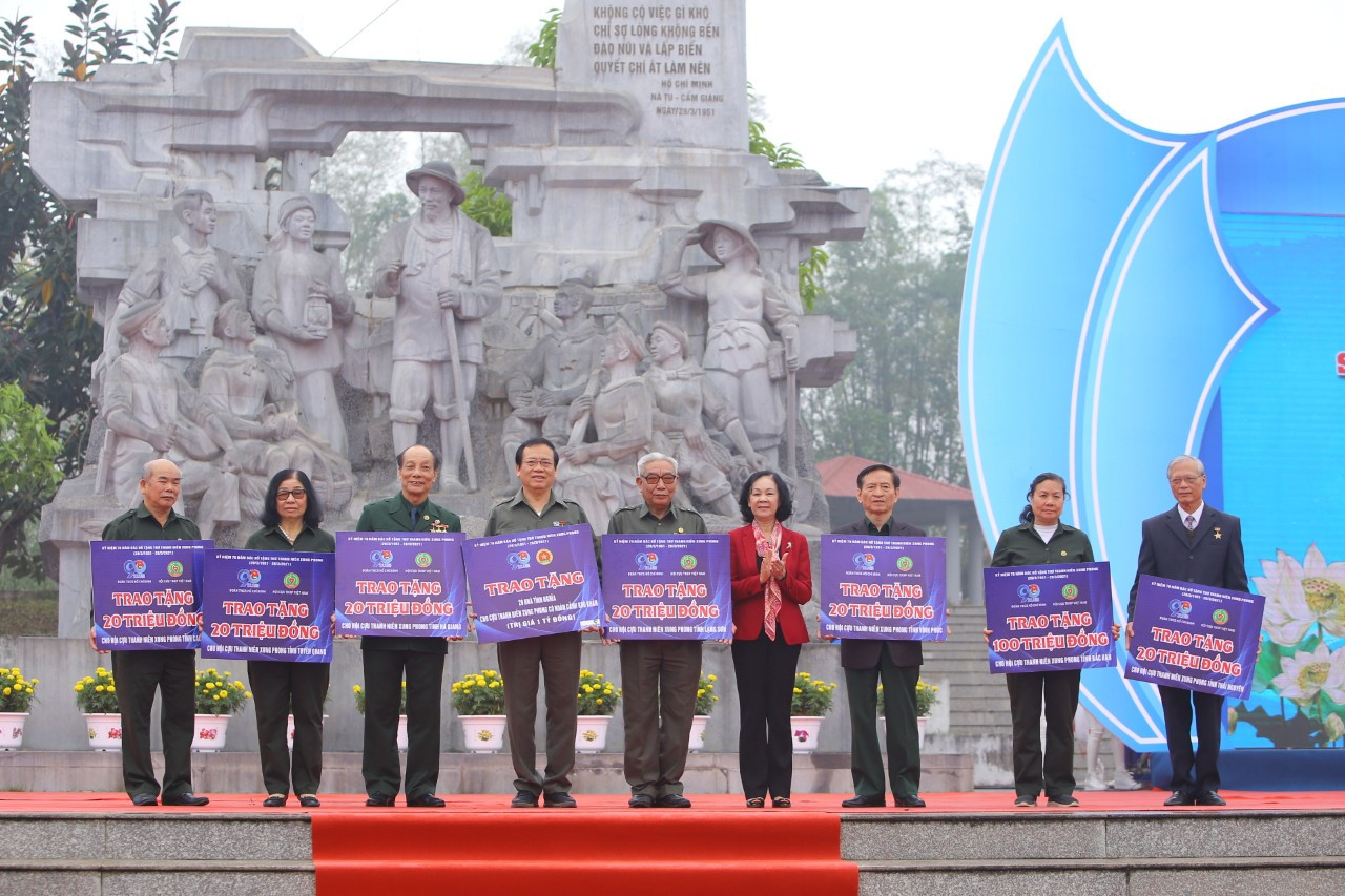 Kỷ niệm 70 năm ngày Bác Hồ tặng thơ Thanh niên xung phong ảnh 5