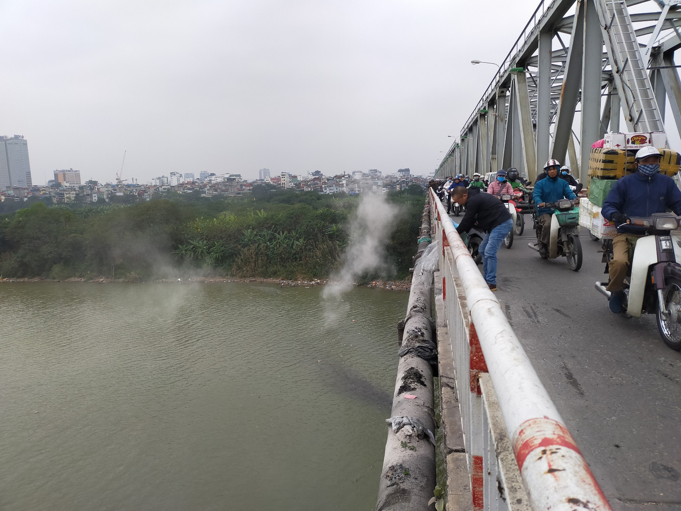 Bạn trẻ thiết kế 'thang máy' thả cá chép trong ngày ông Công ông Táo ảnh 9