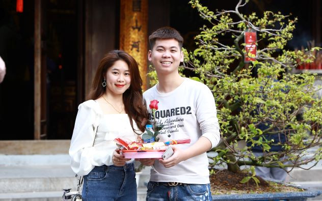 Bạn trẻ đến chùa Hà cầu tình duyên trước ngày Valentine ảnh 2