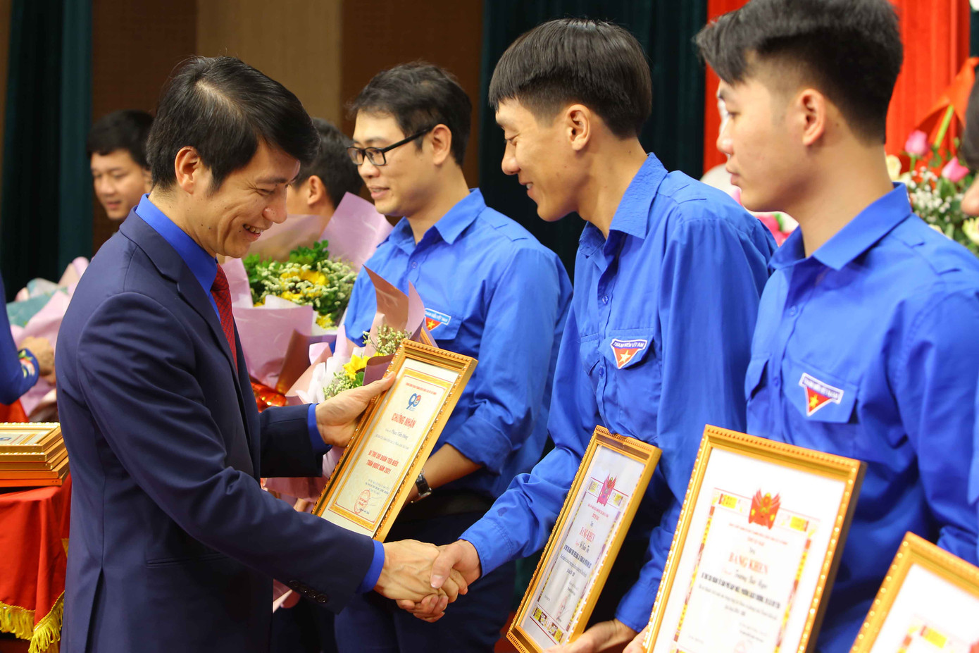 Công an tỉnh An Giang khám bệnh, hớt tóc miễn phí cho người nghèo ảnh 9