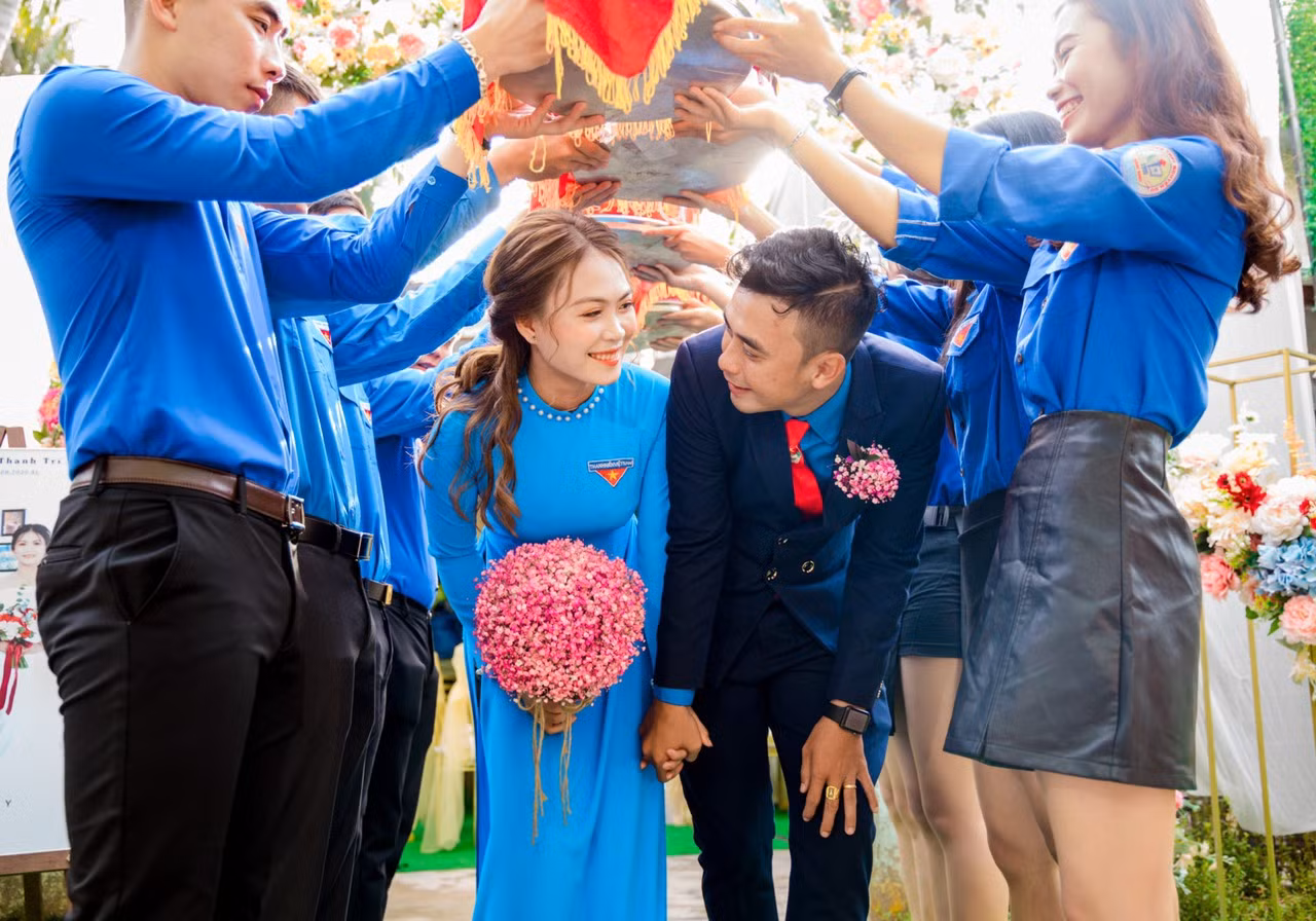 Ảnh cưới độc đáo của cô dâu chú rể là cán bộ Đoàn ảnh 1