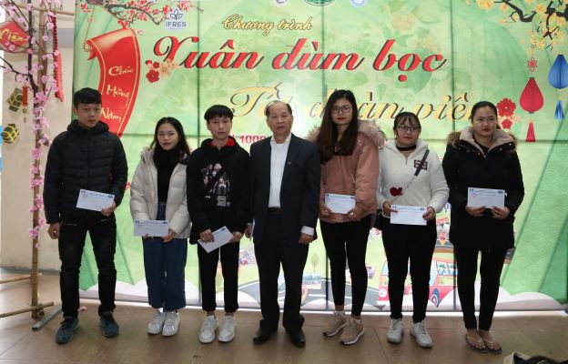 Sinh viên mở hội, gói 1100 chiếc bánh chưng dành tặng người nghèo ảnh 1