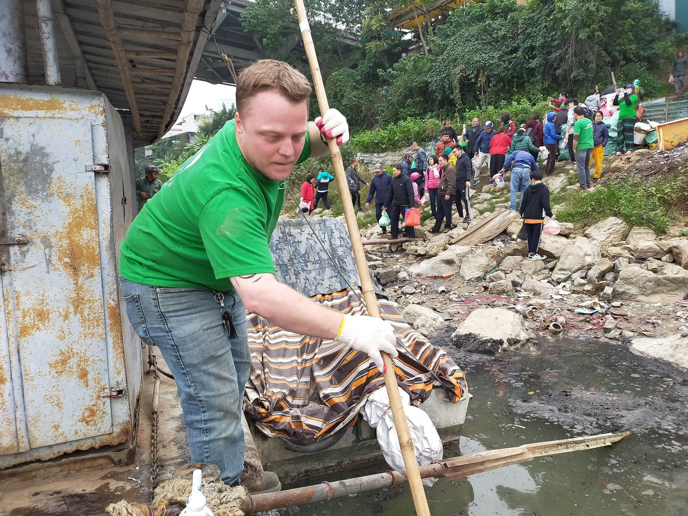 Bạn trẻ thiết kế 'thang máy' thả cá chép trong ngày ông Công ông Táo ảnh 6