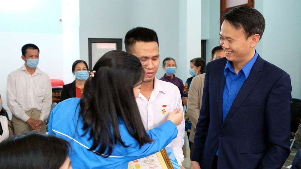 Trao huy hiệu 'Tuổi trẻ dũng cảm' cho 'người hùng' cứu bé gái rơi từ tầng cao chung cư ảnh 2