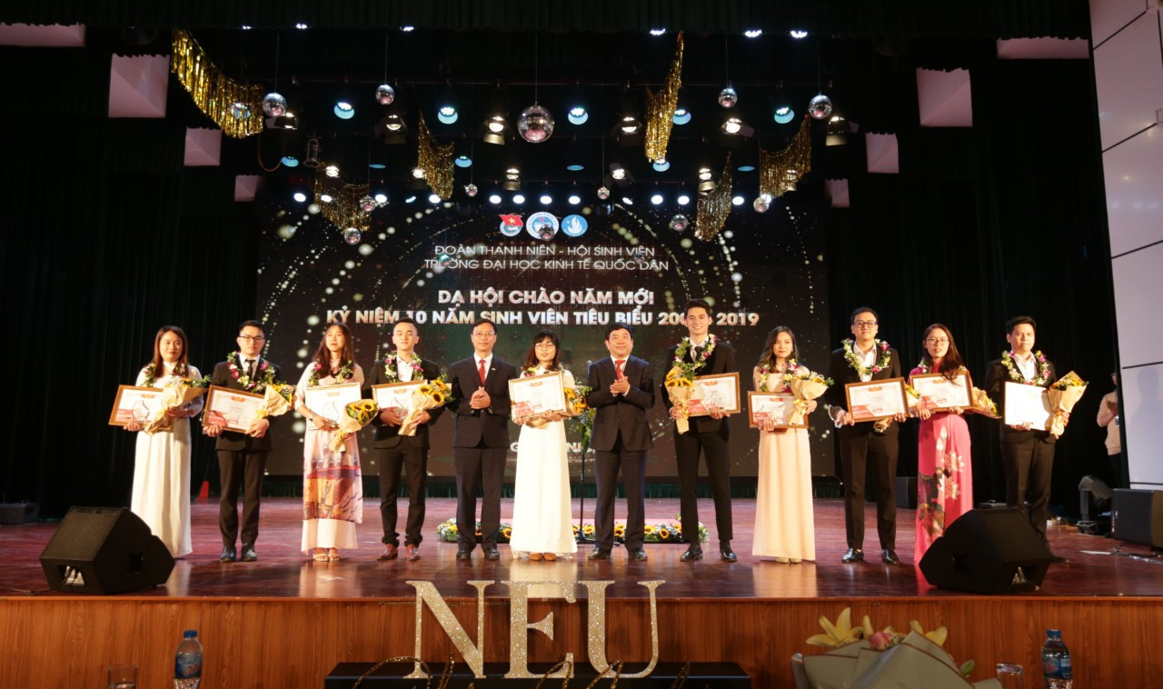 Tuổi trẻ ĐH Kinh tế Quốc dân: Cháy mãi lên ngọn lửa đam mê. ảnh 1