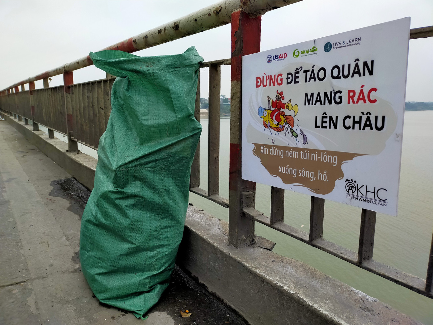 Bạn trẻ thiết kế 'thang máy' thả cá chép trong ngày ông Công ông Táo ảnh 8