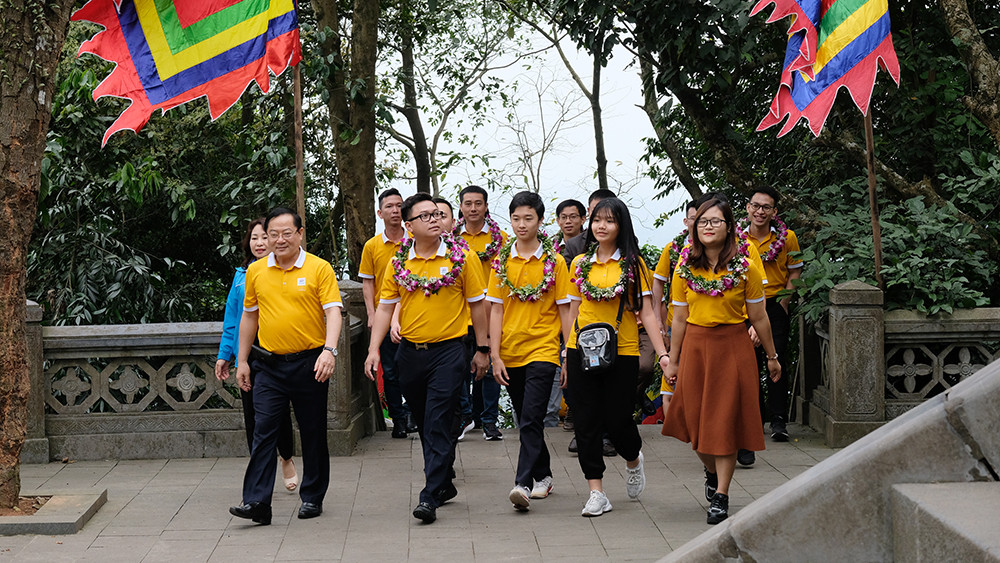 Gương mặt trẻ Việt Nam tiêu biểu dâng hương báo công các Vua Hùng ảnh 1