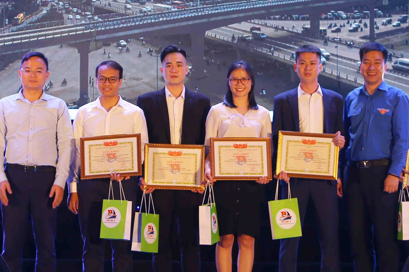 Vinh danh 199 'Sinh viên 5 tốt' ảnh 2