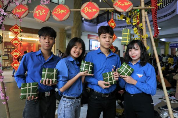 Sinh viên mở hội, gói 1100 chiếc bánh chưng dành tặng người nghèo ảnh 2
