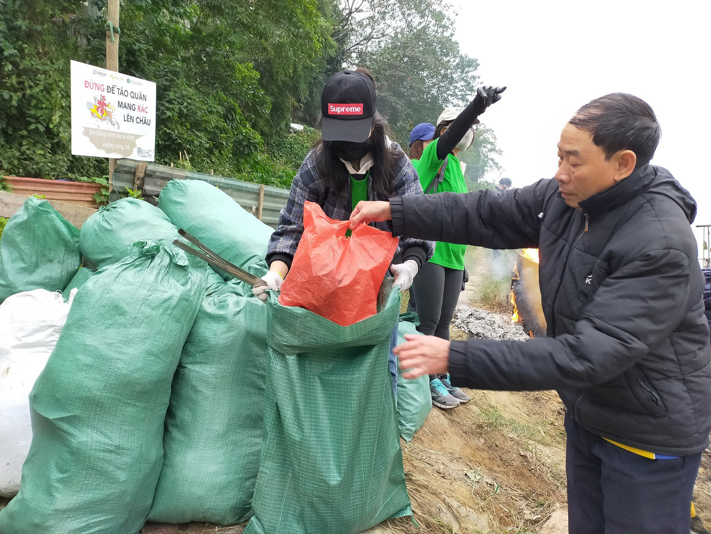 Bạn trẻ thiết kế 'thang máy' thả cá chép trong ngày ông Công ông Táo ảnh 7