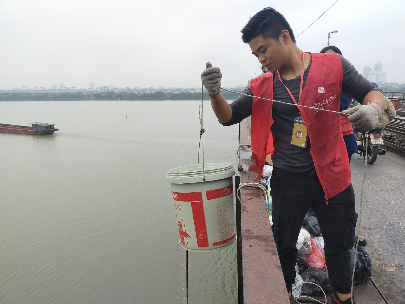 Bạn trẻ thiết kế 'thang máy' thả cá chép trong ngày ông Công ông Táo ảnh 1