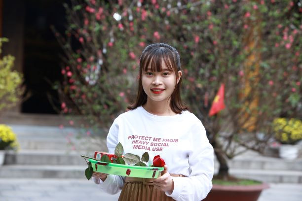 Bạn trẻ đến chùa Hà cầu tình duyên trước ngày Valentine ảnh 1