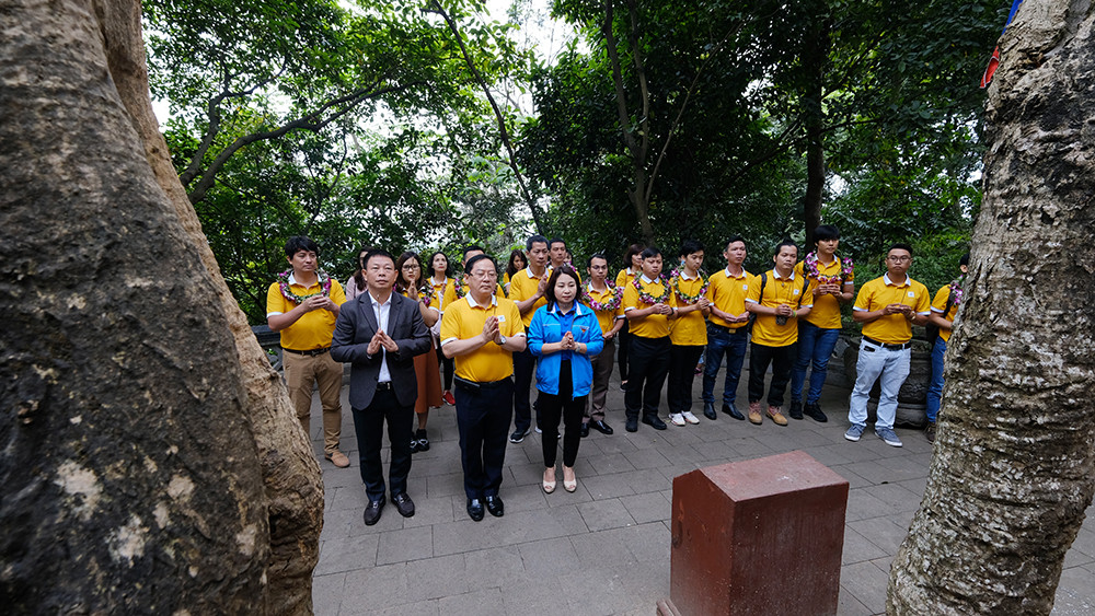 Gương mặt trẻ Việt Nam tiêu biểu dâng hương báo công các Vua Hùng ảnh 9