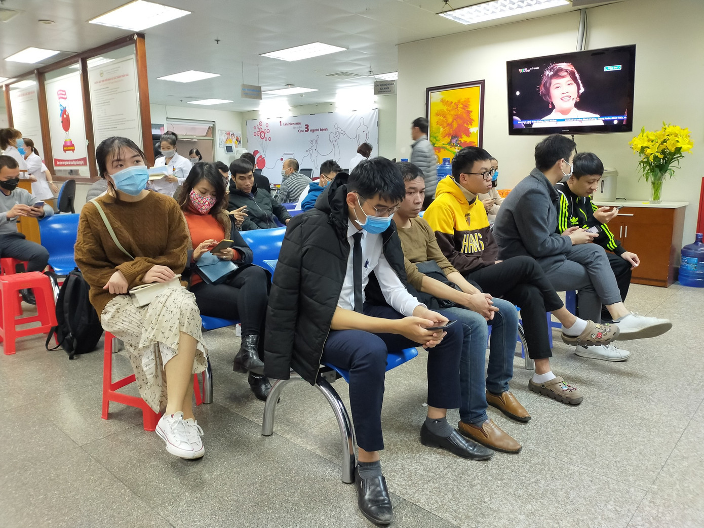 Bệnh viện thiếu máu, bạn trẻ không ngại dịch corona hiến máu tình nguyện ảnh 7