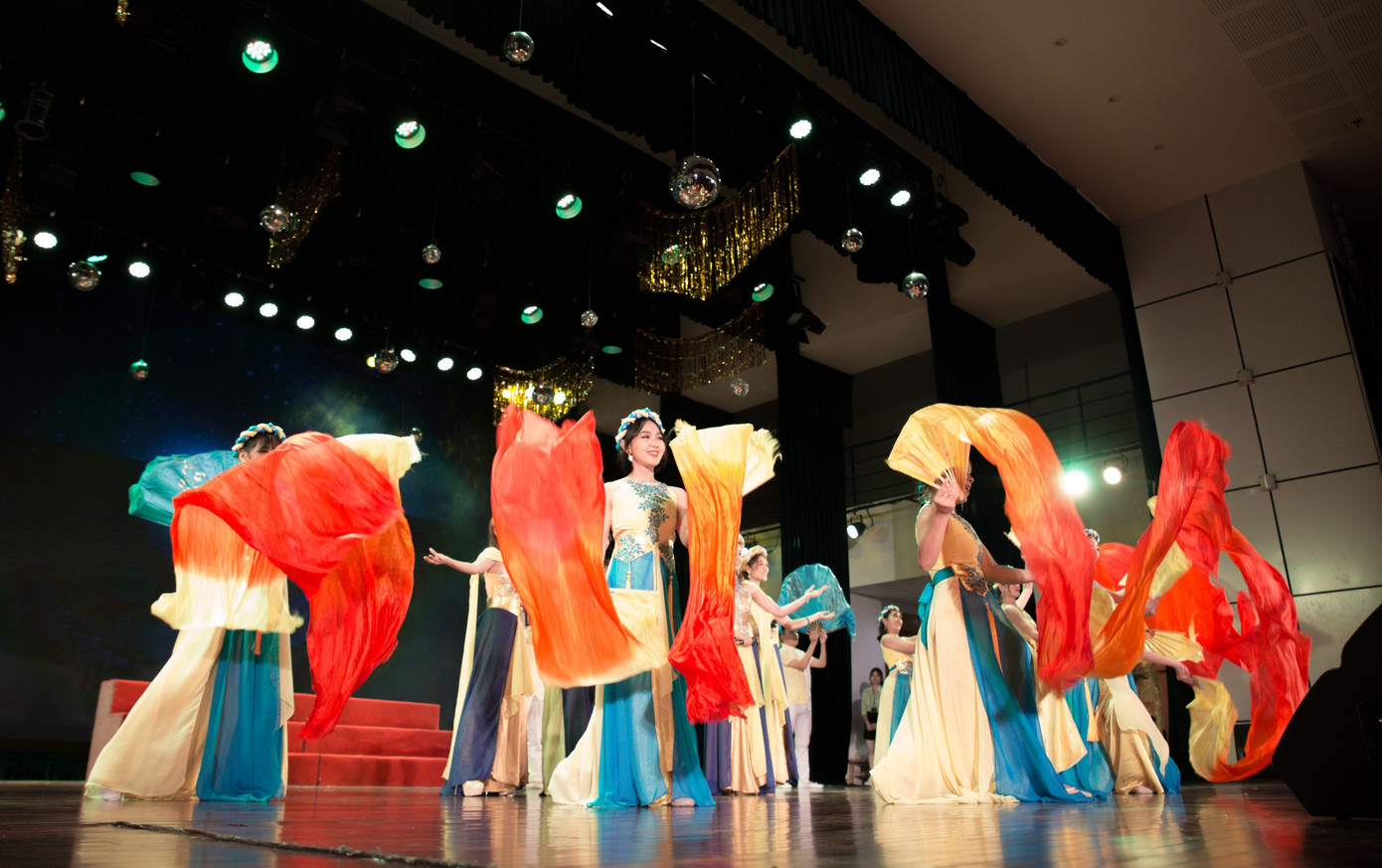 Tuổi trẻ ĐH Kinh tế Quốc dân: Cháy mãi lên ngọn lửa đam mê. ảnh 5