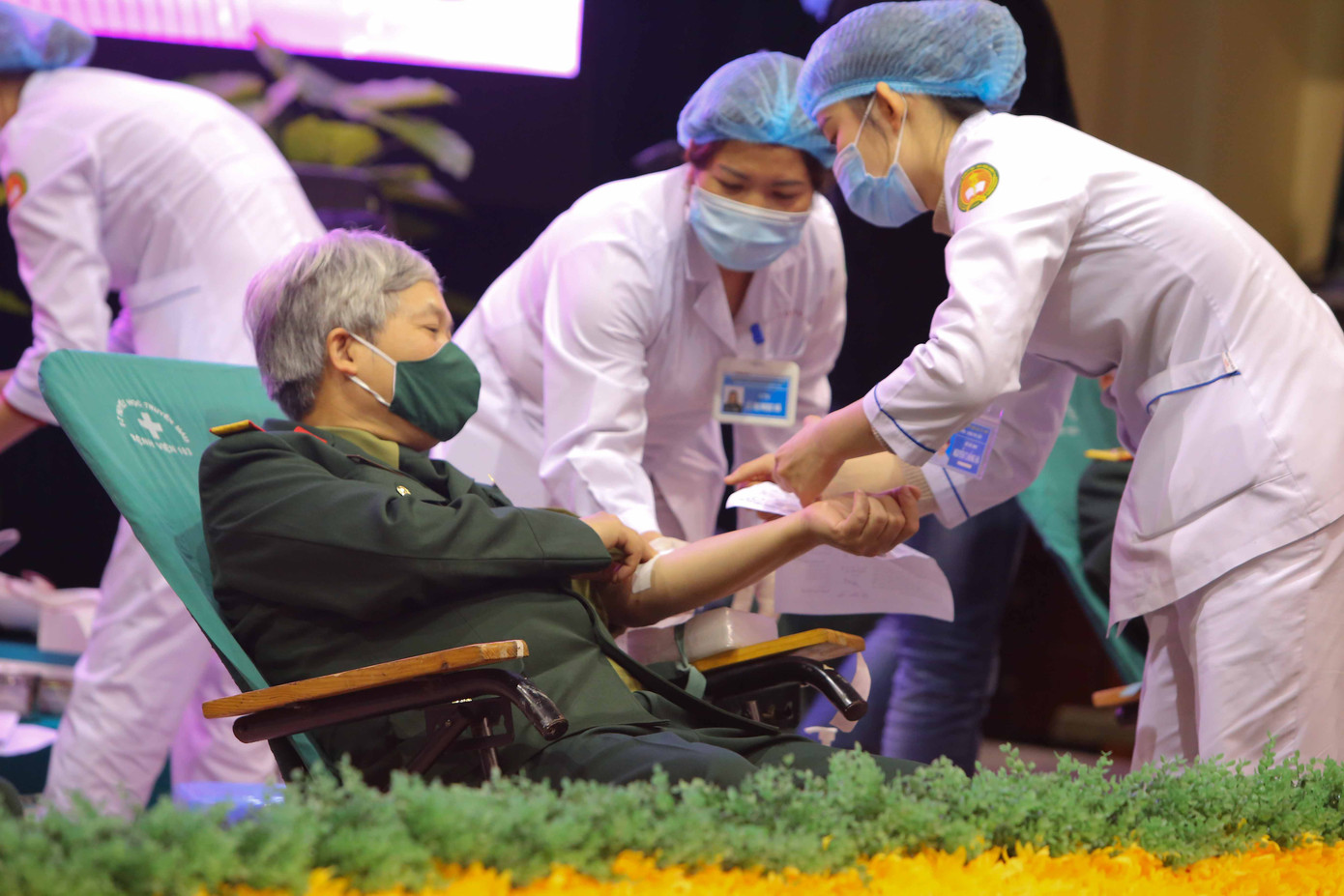 Tưng bừng ngày hội hiến máu 'Màu áo xanh trao giọt hồng yêu thương' ảnh 1